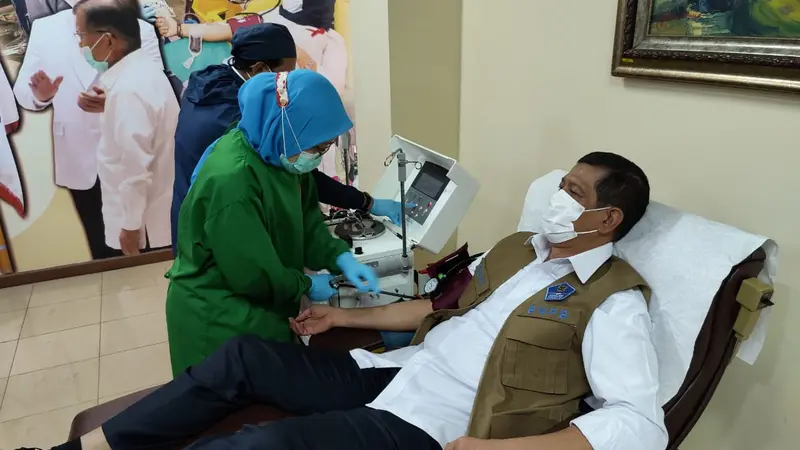 Ketua Satgas COVID-19 Doni Monardo donorkan plasma konvelesen di PMI Kramat Raya Jakarta Pusat. (Foto: Satgas COVID-19)