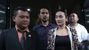Dalam proses pemeriksaan Zaskia Gotik ditemani oleh pengacara Eddy Ribut dan didampingi Ryan, yang tak lain adalah kekasihnya. (Nurwahyunan/Bintang.com)