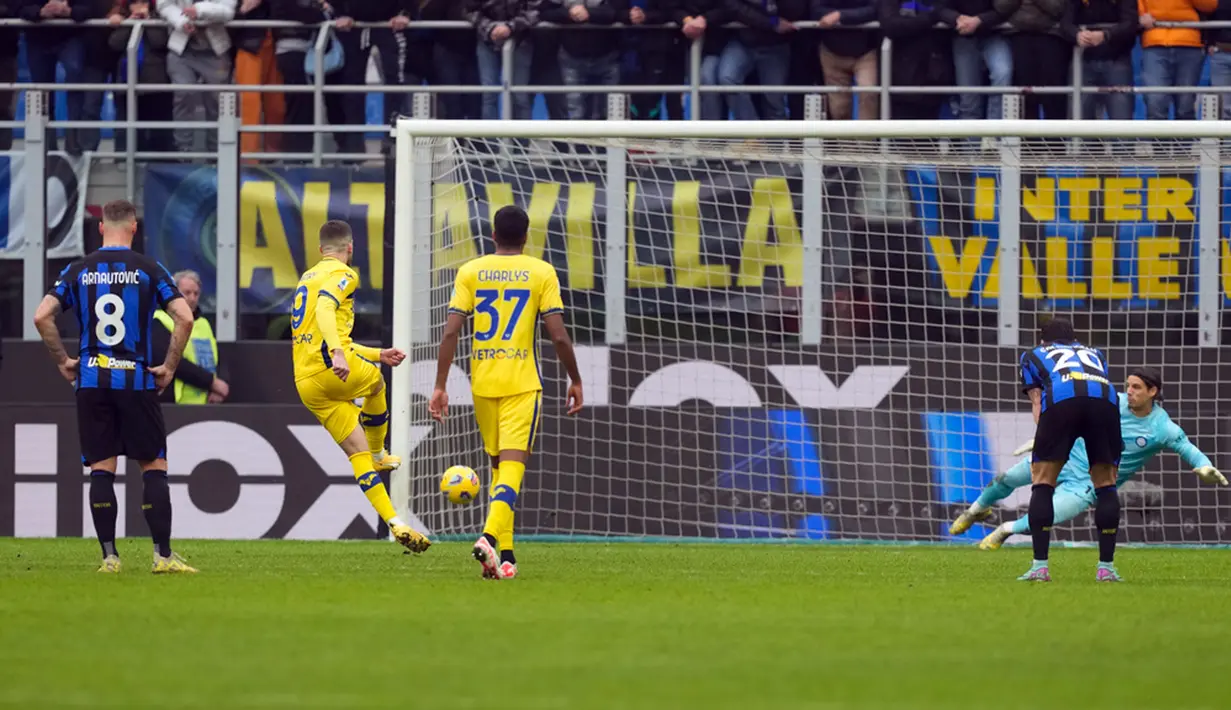 Inter Milan yang sempat tertekan berbalik unggul di menit ke-13 lewat Lautaro martinez sehingga skor berubah 1-0. Berawal dari umpan satu dua antara Mkhitaryan dan Thuram, Mkhitaryan lalu memberi umpan terukur kepada Martinez yang tanpa salah langsung membobol gawang Verona. (AP Photo/Antonio Calanni)