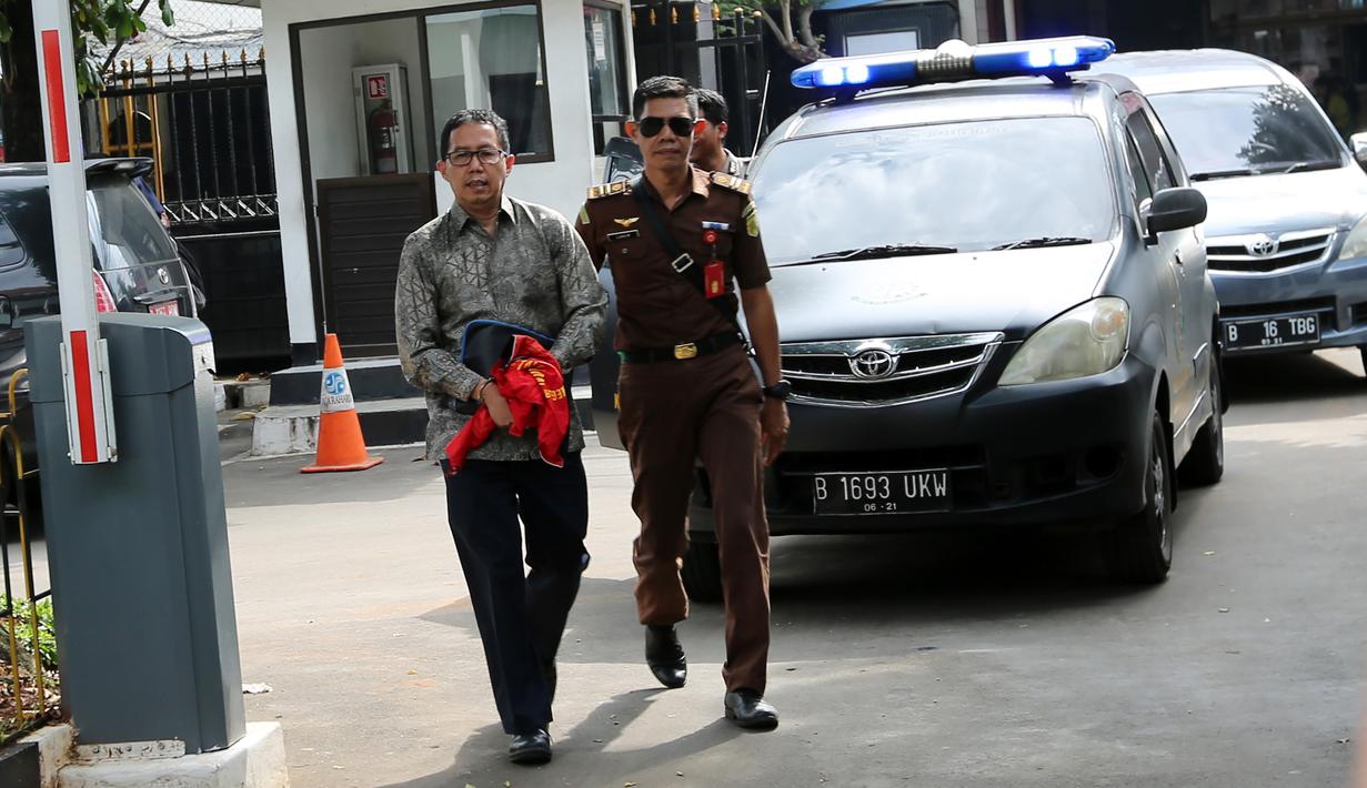 Mantan Plt Ketua Umum PSSI, Joko Driyono, tiba di PN Jakarta Selatan, Senin (6/5). Joko Driyono tersandung kasus perusakan barang bukti terkait pengaturan skor. (Bola.com/M Iqbal Ichsan)