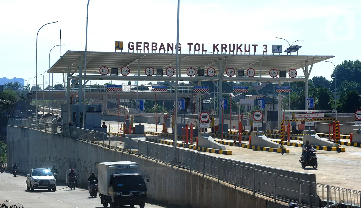 Suasana pembangunan proyek Jalan Tol Cinere - Jagorawi (Cijago) Seksi 3A (Kukusan - Cinere) di kawasan Krukut, Depok, Jawa Barat, Selasa (29/11/2022). Jalan Tol Cinere-Jagorawi (Cijago) Seksi 3 Kukusan-Cinere sepanjang 5,44 km secara keseluruhan akan tuntas Januari tahun 2023 mendatang. (merdeka.com/Arie Basuki)
