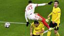 Pemain Borussia Dortmund, Emre Can, berebut bola dengan pemain Sevilla, Youssef En-Nesyri, pada laga Liga Champions di Stadion Signal Iduna Park, Rabu (10/3/2021). Kedua tim bermain imbang 2-2. (AP Photo/Martin Meissner, Pool)