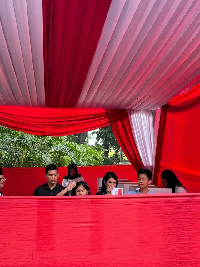 OOTD Dian Sastro Saat Nyoblos Pemilu 2024 Bareng Anak-Anak, Sepatu Bot Bikin Salfok