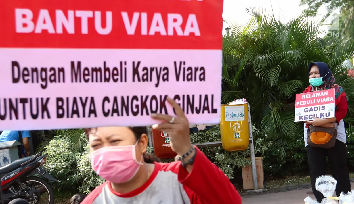 Seorang ibu melakukan Aksi Peduli Viara untuk biaya cuci darah dan cangkok ginjal di kawasan Bundaran HI, Jakarta, Minggu (10/09). Aksi digelar dengan menjual buku dan boneka kesayangan untuk biaya pengobatan. (Liputan6.com/Fery Pradolo)
