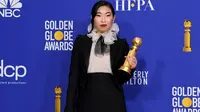 Awkwafina berhasil mencetak sejarah di ajang Golden Globe 2020. (KEVIN WINTER / GETTY IMAGES NORTH AMERICA / AFP)