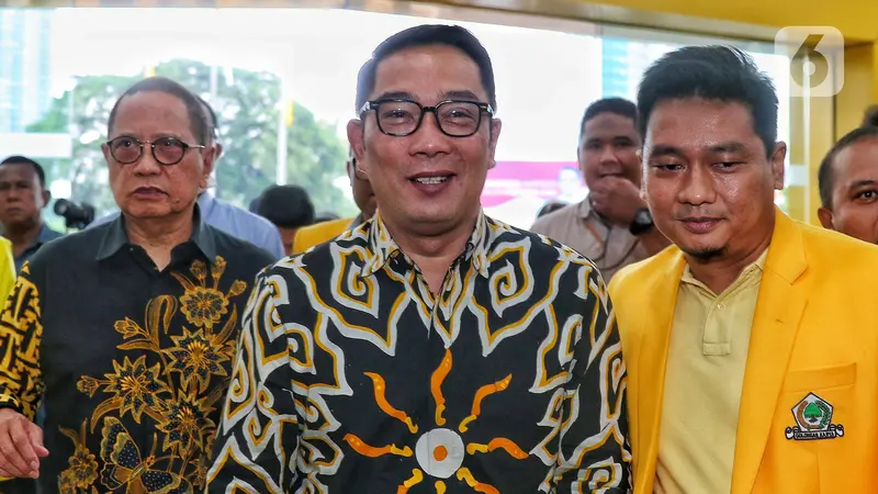 Dipakaikan Jas Kuning, Ridwan Kamil Resmi Gabung ke Golkar