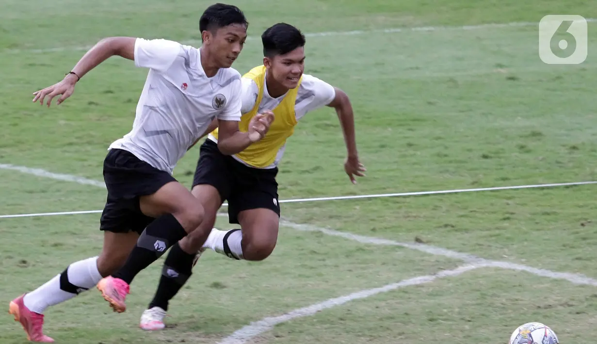 Pesepakbola Timnas U-19 Indonesia saat latihan di Lapangan A Gelora Bung Karno, Jakarta, Selasa (30/8/2022). Menghadapi babak kualifikasi Piala Asia U20 2023 yang akan digelar 14-18 September mendatang, pemain Timnas U-19 Indonesia berlatih tiga kali dalam sehari. (Liputan6.com/Helmi Fithriansyah)