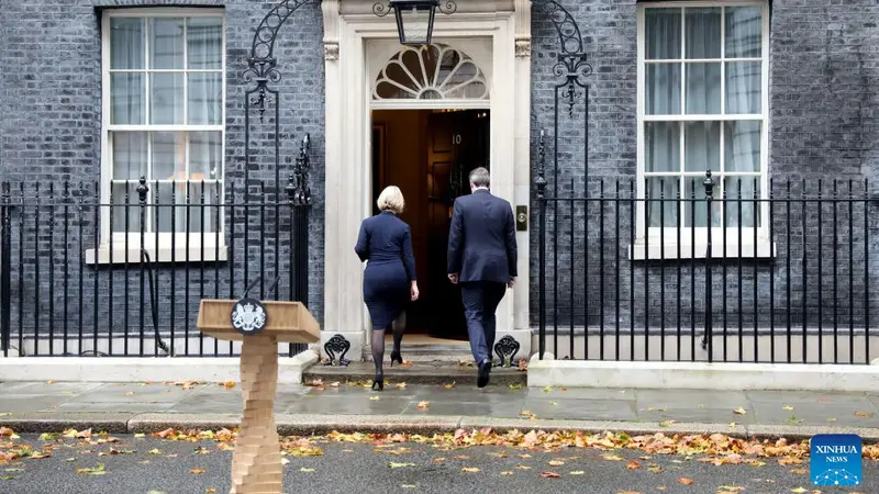 Perdana Menteri Inggris (Inggris) Liz Truss (kiri) pergi usai pengumuman resign di luar 10 Downing Street di London, Inggris, 20 Oktober 2022. (Xinhua/Li Ying)