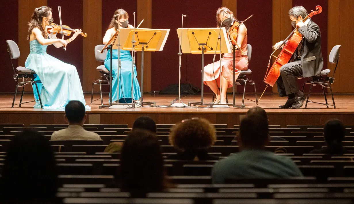 Para anggota Singapore Symphony Orchestra tampil dalam konser langsung pertama sejak diterapkannya upaya pencegahan terhadap COVID-19 mulai 7 April 2020 lalu, di Victoria Concert Hall di Singapura pada 8 Oktober 2020. Konser langsung tersebut dihadiri oleh 50 orang. (Xinhua/Then Chih Wey)