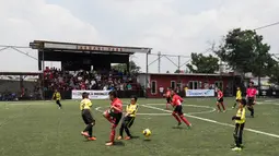 Suasana Liga Bola Indonesia yang sedang mempertandingkan laga kelompok umur 11 tahun. (Bola.com/Vitalis Yogi Trisna)