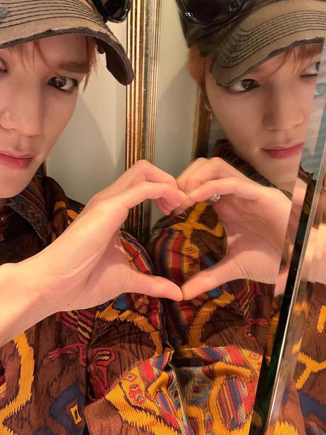 6 Gaya Kasual Taeyong NCT 127 Kenakan Batik Pemberian Jerome Polin, Netizen Sebut Cocok Jadi Dosen