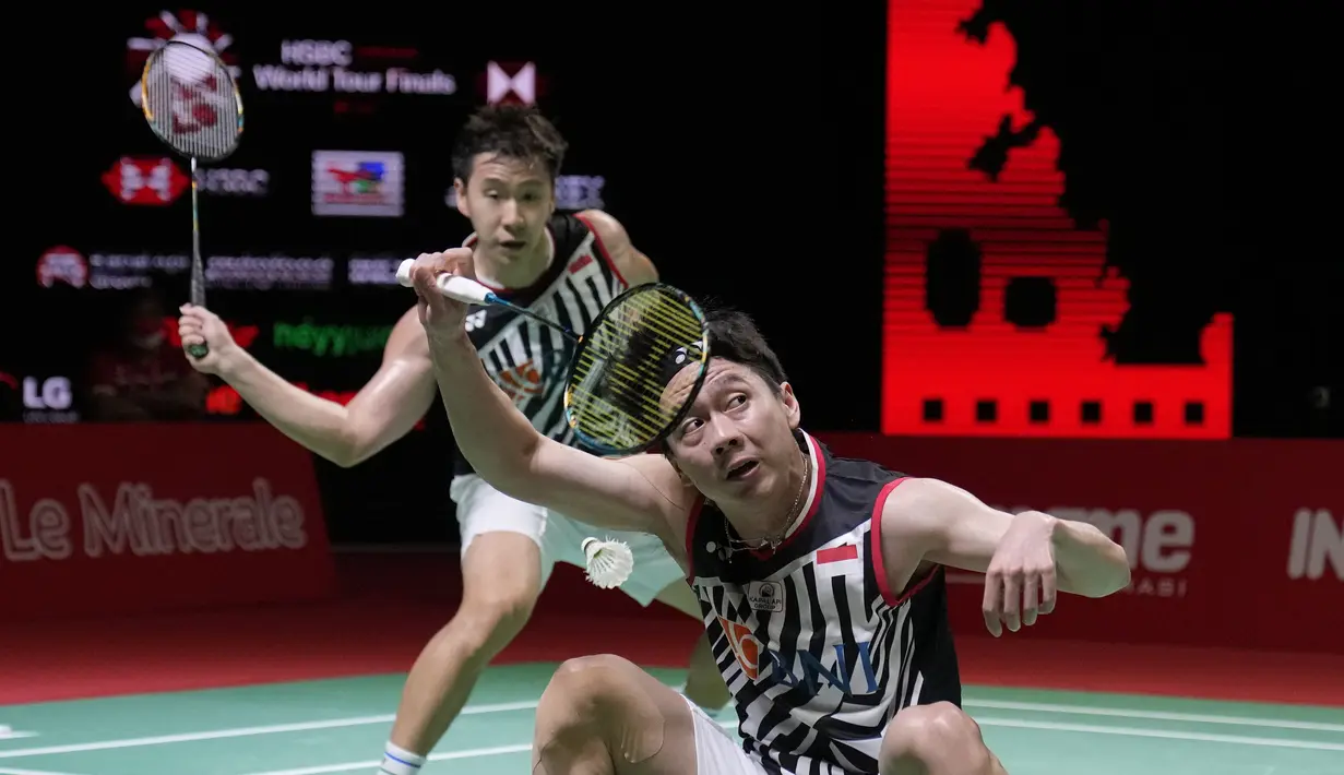 Pasangan China Taipe membuat Marcus/Kevin dalam tekanan berat. Gim pertama menjadi milik mereka, 21-18. (AP Photo/Dita Alangkara)