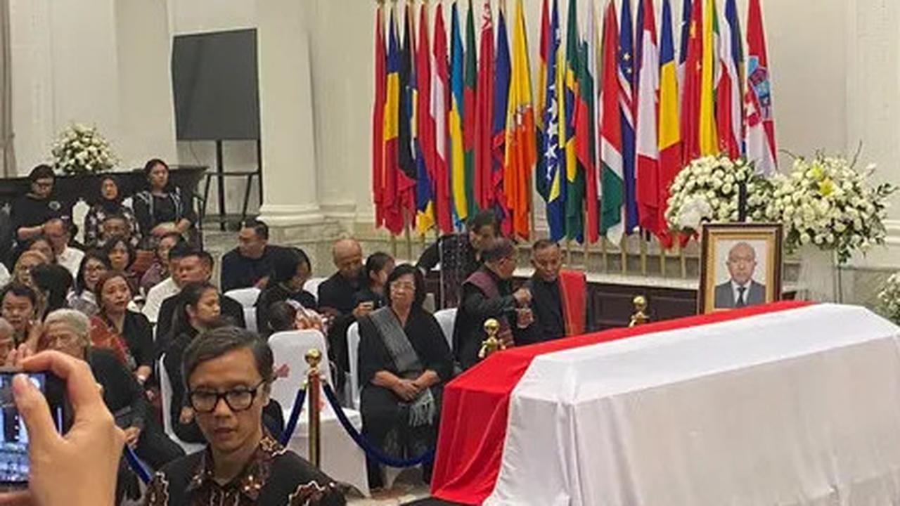 Menlu Sugiono Beri Penghormatan Terakhir kepada Zetro Leonardo Purba: 'Tugasmu Telah Selesai, Beristirahatlah dengan Tenang