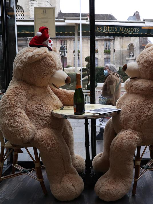 <p>Sepasang boneka beruang raksasa terlihat di kafe Les Deux Magots yang ditutup di Paris, Prancis pada 16 Desember 2020. Otoritas kesehatan Prancis pada Rabu (16/12) melaporkan 17.615 kasus infeksi COVID-19 tambahan dalam 24 jam terakhir, penambahan harian terbesar sejak 21 November. (Xinhua/Gao Jing)</p>