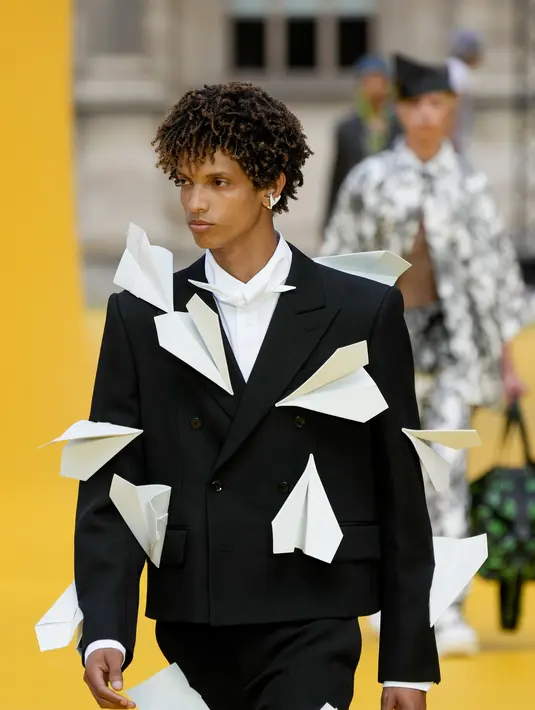 Model mengenakan kreasi dari koleksi Musim Semi Musim Panas 2023 pria Louis Vuitton yang disajikan di Paris, Prancis, Kamis (23/6/2022). Rumah mode yang berbasis di Paris ini memamerkan koleksi pria Musim Semi 2023 yang mengambil inspirasi dari sifat imajinasi yang menyenangkan dan visi kreatif mendiang Virgil Abloh. (AP Photo/Francois Mori)