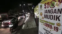 Kondisi arus lalu lintas di perbatasan Karawang-Cikarang, Bekasi, Jawa Barat, Sabtu (23/5/2020). Calon pemudik yang terjaring razia tersebut dibawa ke Terminal Pulogebang untuk kemudian diarahkan kembali menuju Jakarta. (Liputan6.com/Johan Tallo)