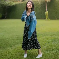 Berpose sumringah di tengah hamparan rumput hijau, Rossa tampil bak ABG dengan outfit midi dress dan jaket denim. Gaya fashionnya pun menuai pujian dari warganet karena terlihat awet muda. (FOTO: Instagram.com/Itsrossa910).