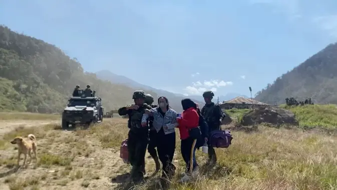 Tangis Histeris Istri Aris Sanda Saat Dievakuasi TNI dari Mbua ke Wamena