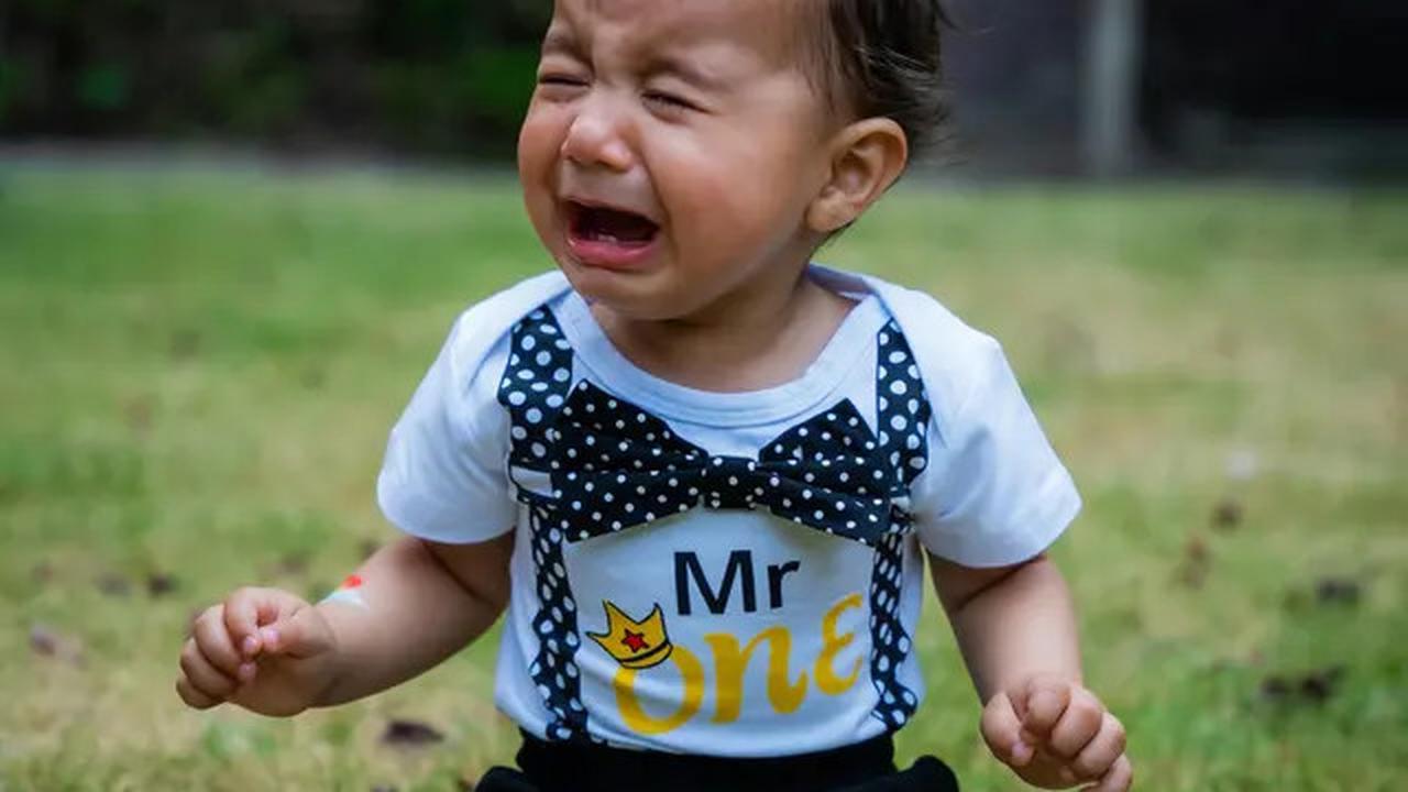 4 Cara Menenangkan Anak yang Mengalami Tantrum di Publik, Jangan Panik!