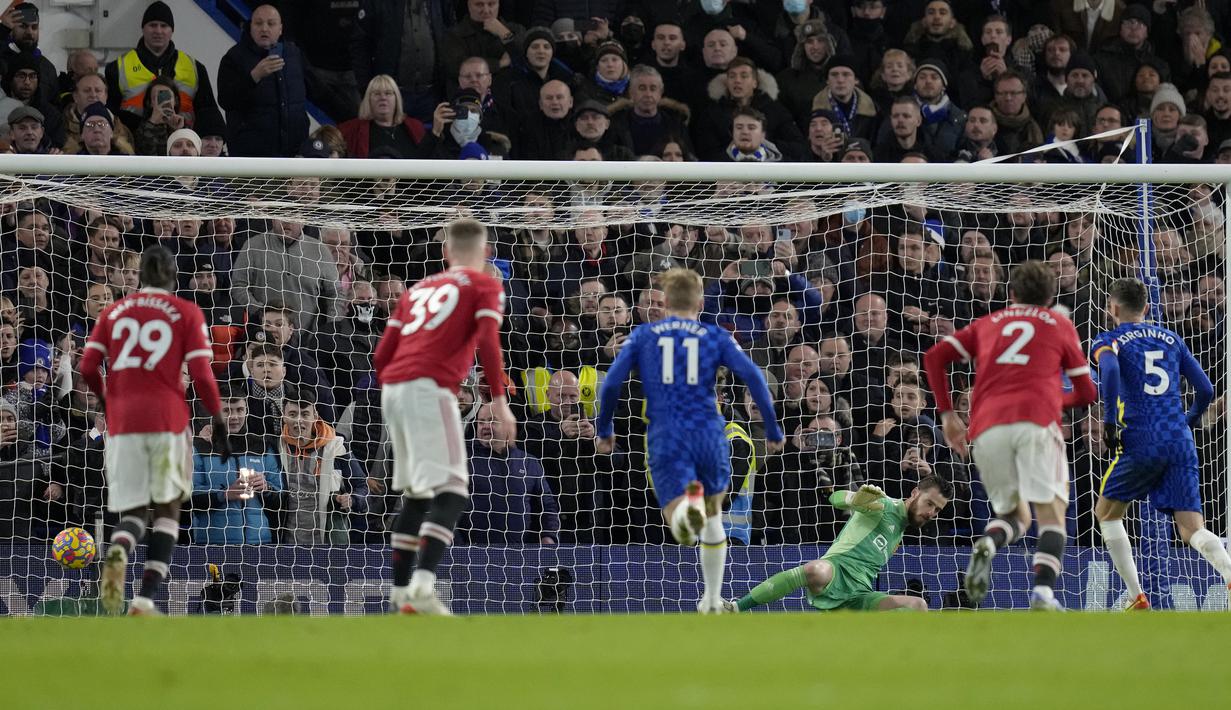 Pada menit ke-69 Chelsea mendapat hadiah penalti usai Thiago Silva dilanggar Aaron Wan-Bissaka di dalam kotak penalti. Jorginho yang menjadi eksekutor berhasil memperdaya David De Gea. Skor pun berubah 1-1. (AP/Kirsty Wigglesworth)