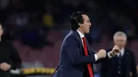 Pelatih Arsenal, Unai Emery memberi semangat pemainnya selama pertandingan melawan Napoli pada leg kedua babak perempat final Liga Europa di stadion San Paolo di Naples, Italia (18/4). Arsenal menang tipis 1-0 atas Napoli. (AP Photo/Luca Bruno)