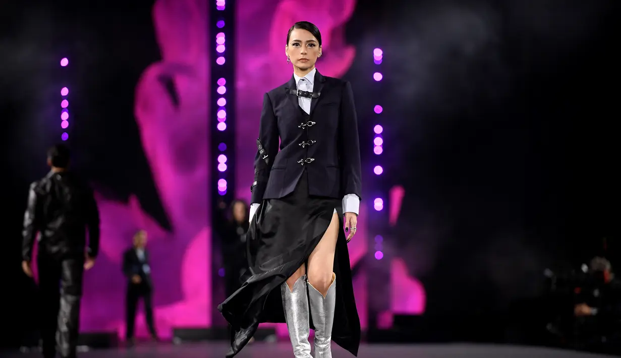 Tamara Dai berjalan di catwalk mempersembahkan kreasi untuk L'Oreal selama peragaan busana Spring-Summer 2023 sebagai bagian dari Paris Womenswear Fashion Week, di Paris, pada 2 Oktober 2022.  Fashion content creator ini menjadi salah satu sosok perempuan yang mewakili Indonesia di ajang tersebut bersama Ariel Tatum. (AFP/Julien De Rosa)