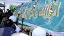 Keranda jenazah Pepeng dibawa sejumlah kerabat usai disalatkan di Masjid Baiturrahman, Depok, Jawa Barat, Rabu (6/5/2015). Rencananya Pepeng akan dimakamkan di TPU Jelupang, BSD, Serpong. (Liputan6.com/Helmi Afandi)