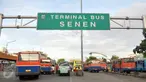   Sejumlah mikrolet menunggu penumpang di Terminal Senen, Jakarta, Selasa (25/10). Dishubtrans DKI Jakarta kaji kembali revitalisasi Terminal Senen terkait rencana mengintegrasikan dengan Pasar Senen Blok III. (Liputan6.com/Yoppy Renato)