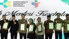 Menkes Terawan Agus Putranto (kedua kiri) bersama peraih Anugerah Menteri Kesehatan 2019 di Jakarta, Selasa (12/11/2019). Penghargaan diberikan kepada yang berjasa dalam pembangunan bidang kesehatan, salah satunya Komisaris Utama Emtek Grup Eddy Sariaatmadja (kedua kanan). (Liputan6.com/Johan Tallo)