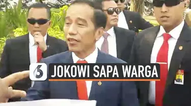 Presiden Jokowi turun dari mobil demi menyapa warga yang memenuhi kawasan Monas. Ini dilakukan Jokowi saat perjalanan menuju Gedung MPR, Jakarta, Minggu (20/10/19).