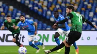 Pemain tengah Sassuolo, Manuel Locatelli, mencetak gol melalui tendangan penalti ke gawang Napoli dalam lanjutan Liga Italia Serie A di Stadion San Paolo, Napoli, Minggu (1/11/2020). Sassuolo menang 2-0 atas Napoli. (AFP/Tiziana Fabi)