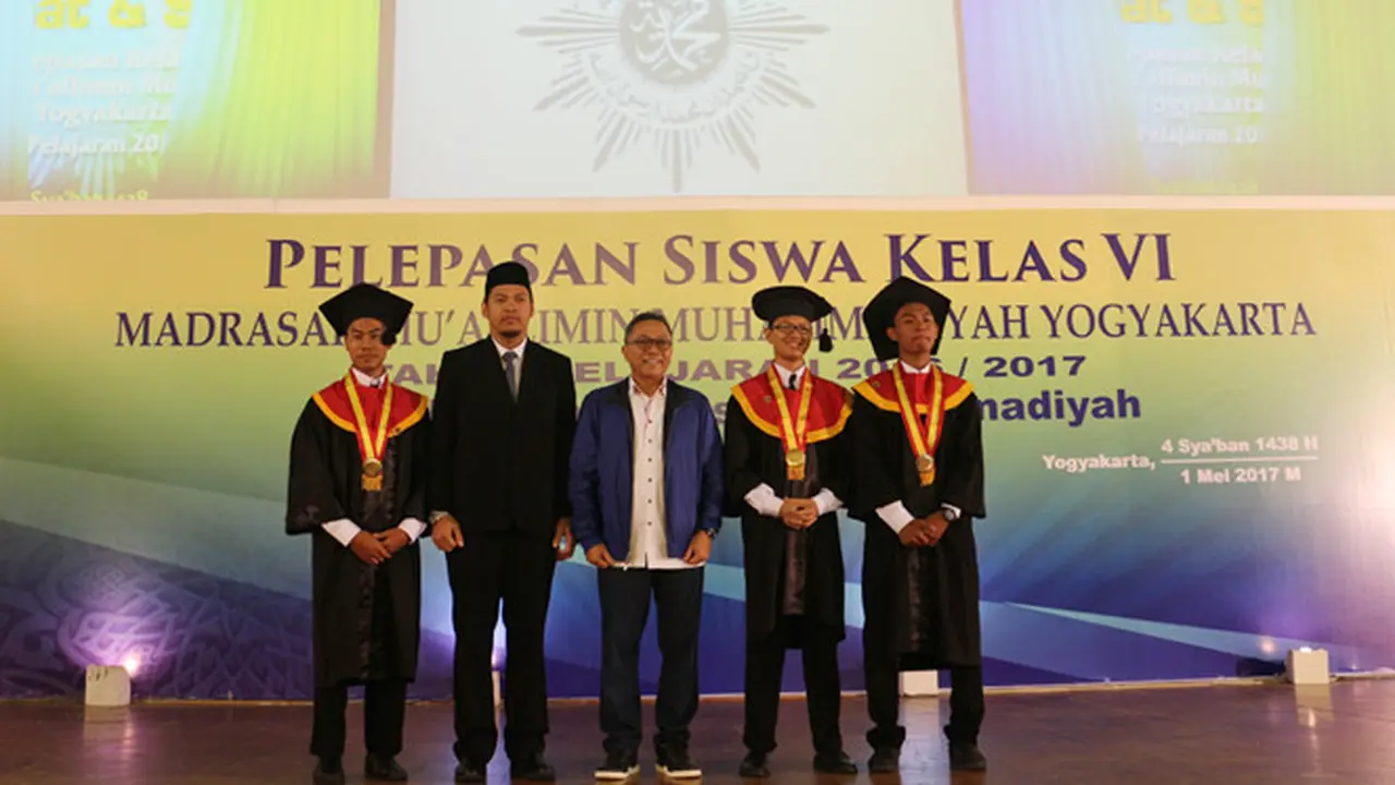 Bertempat di gedung Sportorium Universitas Muhammadiyah Yogyakarta, Ketua MPR RI Zulkifli Hasan menghadiri acara pelepasan siswa kelas VI Madrasah Mu'Allimin Muhammadiyah Yogyakarta tahun pelajaran 2016/2017 pada hari ini, Senin, 1 Mei 2017.