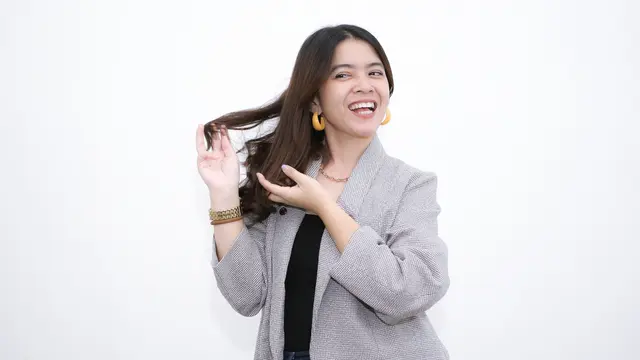 wanita desember tampak  bahagia