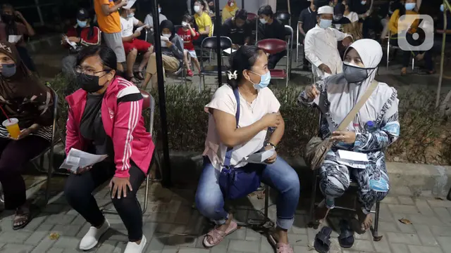 FOTO: Kecamatan Penjaringan Gelar Vaksinasi Malam