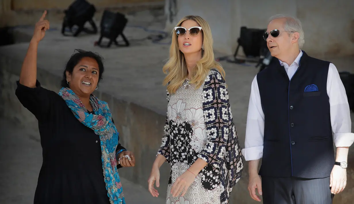 Putri sulung Presiden AS Donald Trump, Ivanka Trump mendengarkan penjelasan tentang benteng Golconda dalam kunjungannya ke Hyderabad, India, Rabu (29/11). Kacamata hitam yang chic tampak menyempurnakan penampilan kasualnya kali ini. (AP/Manish Swarup)