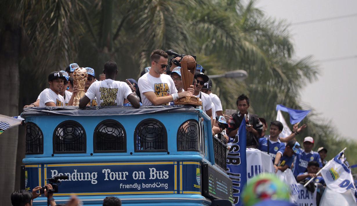 Pemain Persib diatas Bus Bandung Tour on Bus (Bandros) dalam Pawai Persib Juara Piala Presiden saat start dari Kota Baru Parahyangan, Bandung, Minggu (25/10/2015). (Bola.com/Nick Hanoatubun)