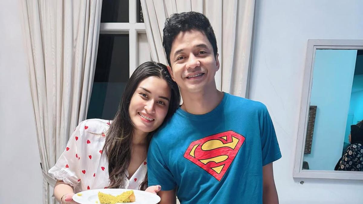 Adly Fairuz dan Angbeen Rishi Kompak Absen di Sidang Perdana Perceraian