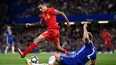 Bek Chelsea, Branislav Ivanovic berusaha mengambil bola yang dibawa gelandang Liverpool, Philippe Coutinho pada lanjutan Liga Inggris di Stadion Stamford Bridge, London, (17/9). Liverpool menang atas Chelsea dengan skor 2-1. (Reuters/Dylan Martinez)