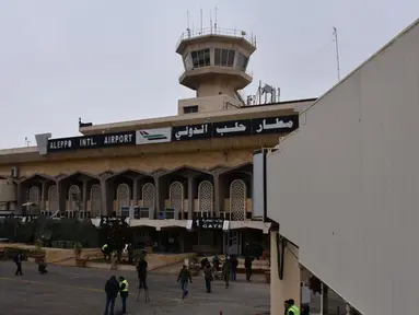 Sejumlah Awak media berkumpul selama konpers rencana pembukaan Bandara Internasional Aleppo, Suriah (21/12). Bandara tersebut akan kembali dibuka setelah ditutup sejak perang saudara pada Maret 2013. (AFP PHOTO/GEORGE OURFALIAN)