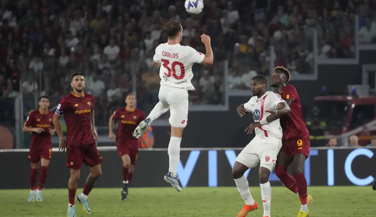 Pemain Monza, Carlos Augusto melompat untuk merebut bola saat bertanding melawan AS Roma pada pertandingan lanjutan Liga Serie A Italia di Stadion Olimpiade Roma, Rabu (31/8/2022). Dengan kemenangan ini, AS Roma menduduki puncak klasemen Liga Italia dengan 10 poin. (AP Photo/Gregorio Borgia)