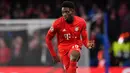 7. Alphonso Davies - Pemain berusia 19 tahun ini tampil apik bersama Bayern Munchen di Liga Champions musim ini. Davies tampil brilian saat Bayern Munchen menghancurkan Barcelona dengan skor 8-2 di perempat final Liga Champions 2019/2020. (AFP/Ben Stansall)