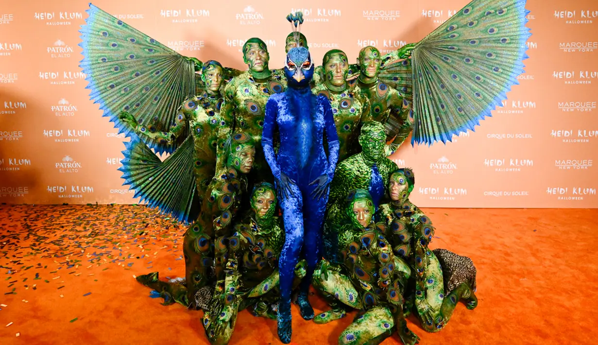 Sementara wajahnya mengenakan topeng serupa burung cantik ini, lengkap dengan kristal di bagian atas kepala, hingga paruh besar yang mirip dengan aslinya. (Photo by Evan Agostini/Invision/AP)