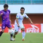 Pemain RANS Nusantara FC, Mitsuru Maruoka (kiri) menguasai bola dibayangi pemain Persikabo 1973, Guntur Triaji pada laga pekan pertama BRI Liga 1 2023/2024 antara RANS Nusantara FC menghadapi Persikabo 1973 di Stadion Maguwoharjo, Sleman, Yogyakarta, Senin (3/7/2023). (Bola.com/Nandang Permana)