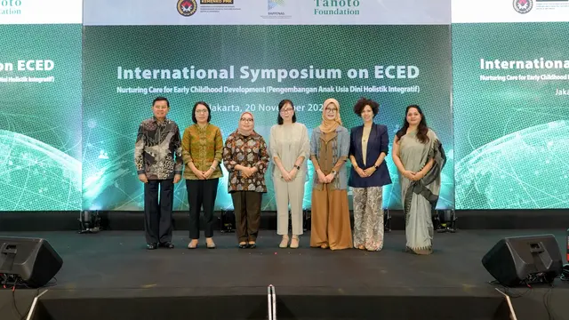 Fasli Jalal (Rektor Universitas YARSI, Chair ECED Council Indonesia), Maria Endang Sumiwi (Direktur Jenderal Kesehatan Masyarakat, KemenKes), Arifatul Choiri Fauzi (Menteri Pemberdayaan Perempuan dan Perlindungan Anak), Inge Kusuma (Country Head, Tanoto F