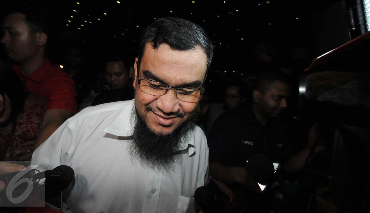 Anggota DPRD Sumut Kamaluddin Harahap seusai menjalani pemeriksaan di Gedung KPK, Jakarta, Jumat (6/11). Kamaluddin diperiksa sebagai saksi untuk tersangka Gubernur Sumatera Utara nonaktif Gatot Pujo Nugroho. (Liputan6.com/Helmi Afandi)