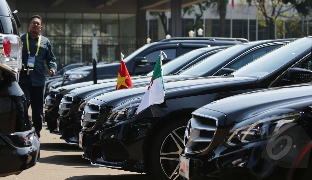 Puluhan mobil mewah untuk delegasi peserta peringatan Konferensi Asia-Afrika (KAA) telah disiapkan di halaman parkir depan Balai Sidang Jakarta Convention Center (JCC), Jakarta, Senin (20/4/2015). (Liputan6.com/Herman Zakharia)