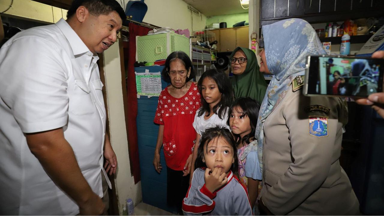 Menteri PKP Maruarar Sirait tinjau rumah Nenek Hasna