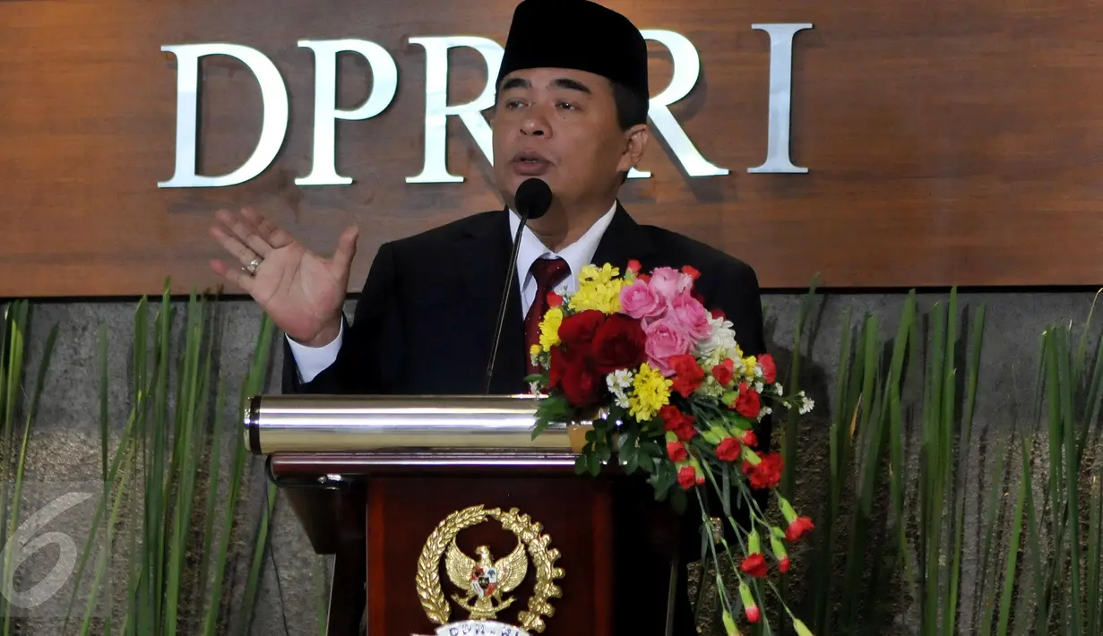 Ketua DPR RI Ade Komarudin memberi sambutan saat meresmikan ruangan wartawan parlemen di Gedung Nusantara III kompleks parlemen, Senayan, Jakarta, Selasa (5/4). Ruangan itu diperuntukan bagi para pewarta berita yang ada di DPR. (Liputan6.com/Johan Tallo)