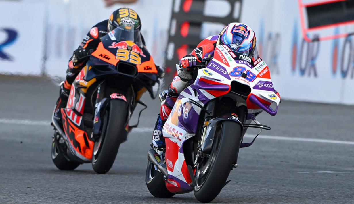 Namun, Francesco Bagnaia kembali ke urutan awal usai disalip Brad Binder dan Alex Marquez. Brad Binder lalu menggeser Luca Marini dan Espargaro demi menjadi pesaing Jorge Martin. (AP Photo/Kittinun Rodsupan)