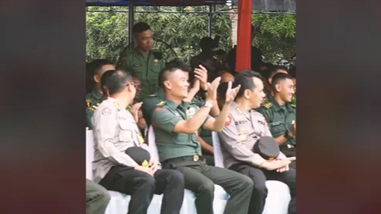 Mendengar jawaban itu, para hadirin yang ada di sana langsung bertepuk tangan dengan meriah. Agus Subiyanto juga terlihat langsung tersenyum mendengar jawaban dari Kopda Solikhin.<br>